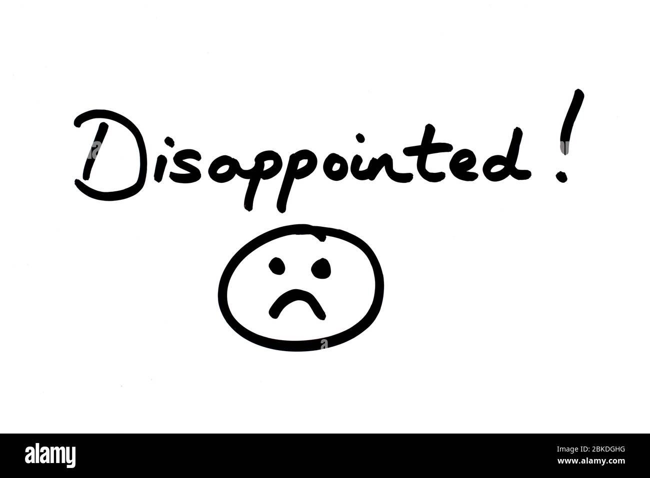 Enttäuscht handschriftlich auf weißem Hintergrund mit einem Kritzelei eines traurigen Gesichts. Stockfoto