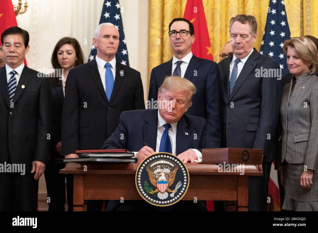 Präsident Donald J. Trump, zusammen mit dem chinesischen Vizepremierminister Liu He, unterzeichnet das US-China Phase One Trade Agreement Mittwoch, 15. Januar 2020, im Ostraum des Weißen Hauses. Unterzeichnung Zeremonie Phase One Handelsabkommen zwischen den USA und China Stockfoto