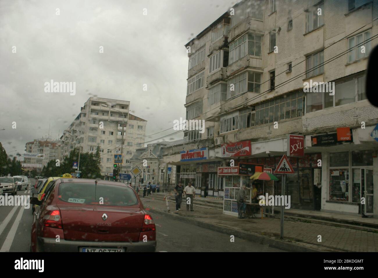 An einem regnerischen Tag durch die Stadt Iasi (Rumänien). Wohngebäude aus der kommunistischen Ära. Stockfoto