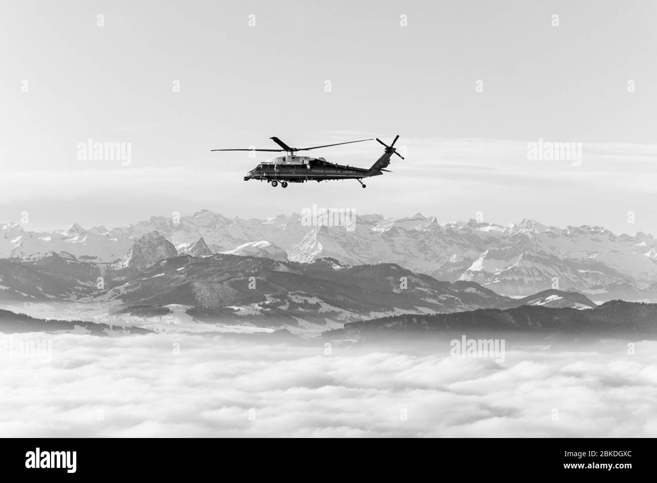 Marine One mit Präsident Donald J. Trump an Bord führt am Dienstag, 21. Januar 2020, durch die Schweizer Alpen auf dem Weg zur InterContinental Davos Landing Zone, wo der Präsident am 50. Jahrestreffen des Weltwirtschaftsforums teilnehmen wird. Präsident Trump in Davos Stockfoto