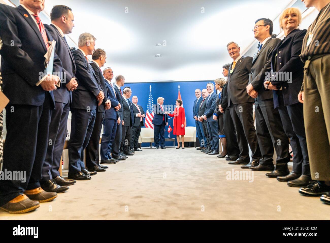 Präsident Donald J. Trump trifft sich mit der Präsidentin der Schweizerischen Eidgenossenschaft Simonetta Sommaruga während der 50. Jahrestagung des Weltwirtschaftsforums am Dienstag, 21. Januar 2020, im Davos Congress Center in Davos, Schweiz. Präsident Trump in Davos Stockfoto