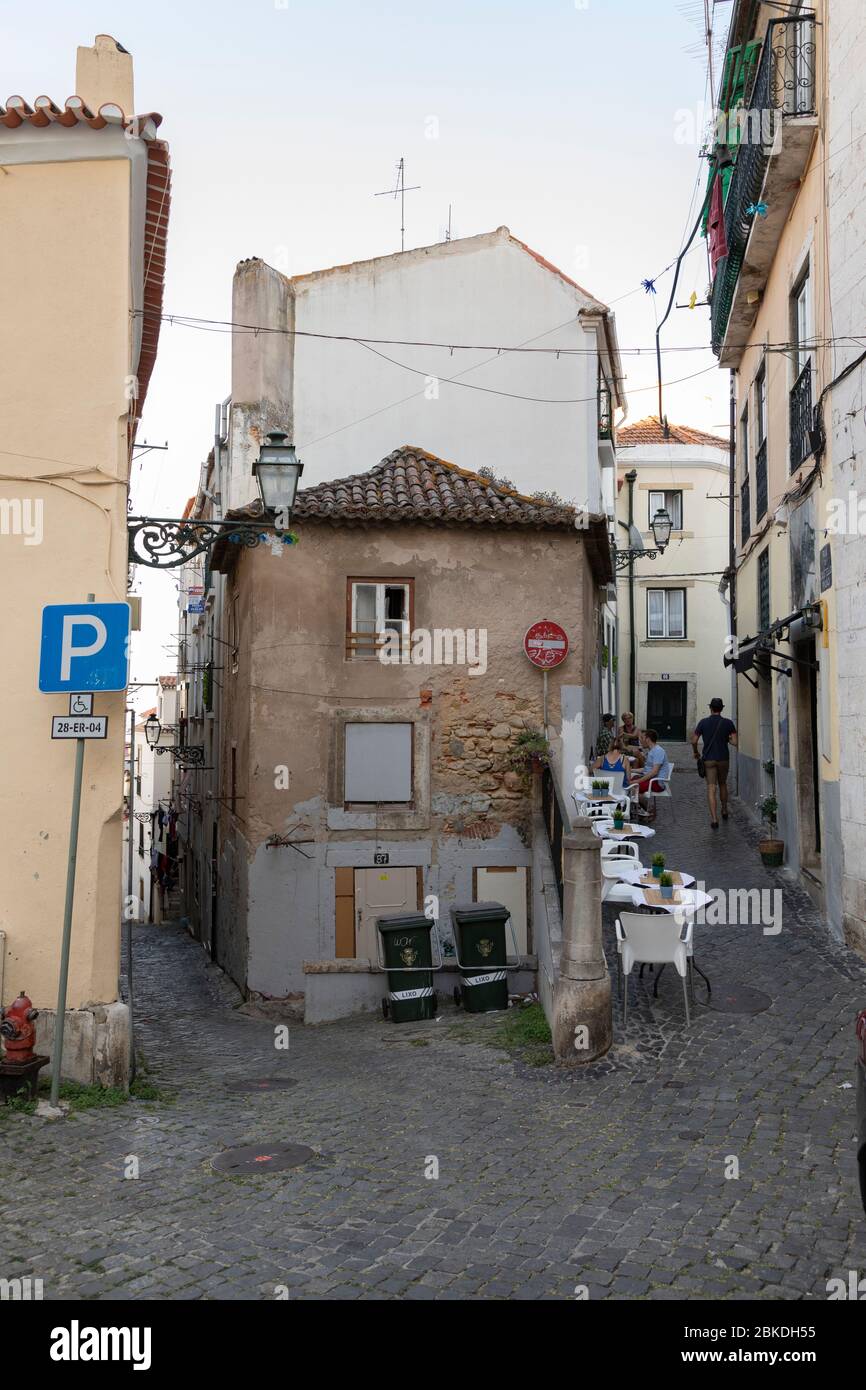 Restaurant im Freien in den Straßen von Alfama mit Menschen im Hintergrund Essen, Lissabon, Portugal Stockfoto