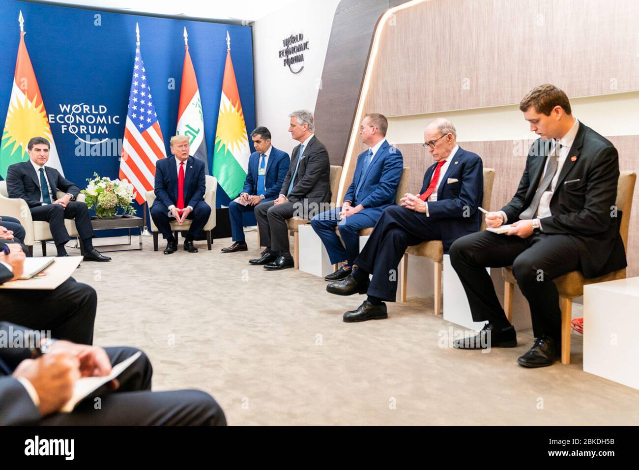 Am 22. Januar 2020 traf sich Präsident Donald Trump zusammen mit hochrangigen Beamten mit Nechirvan Barzani, dem Präsidenten der kurdischen Regionalregierung, während des 50. Jährlichen Weltwirtschaftsforums in Davos, Schweiz. Im Mittelpunkt des Treffens standen die Nahost-Politik und die Wirtschaftsbeziehungen. Stockfoto