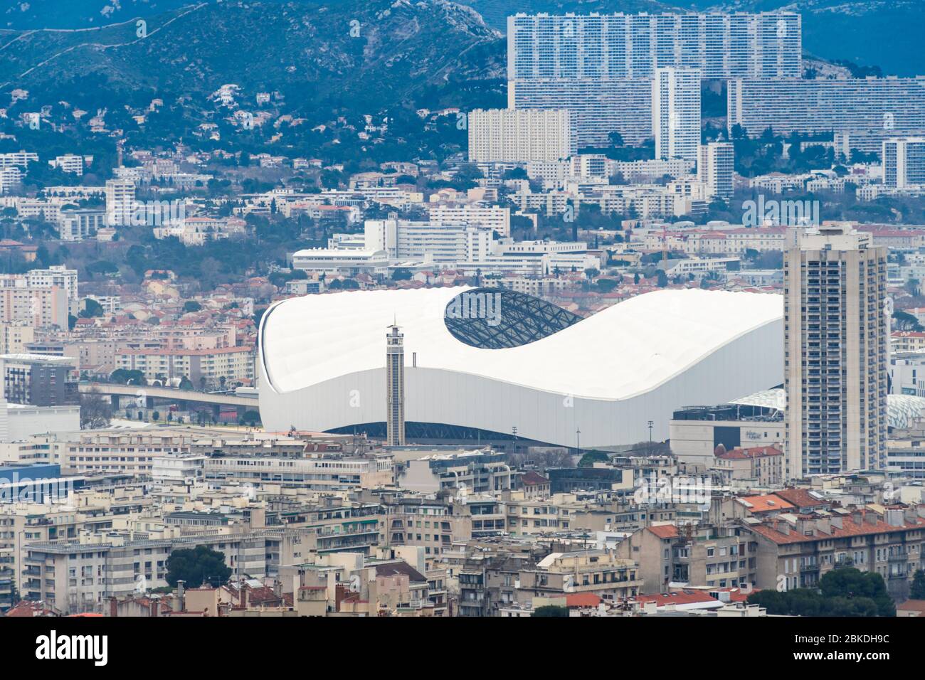 Stade Veldrome vom Aussichtspunkt Notre Dame de la Garde, Marseille. Hier befindet sich der Fußballverein Olympique de Marseille Stockfoto