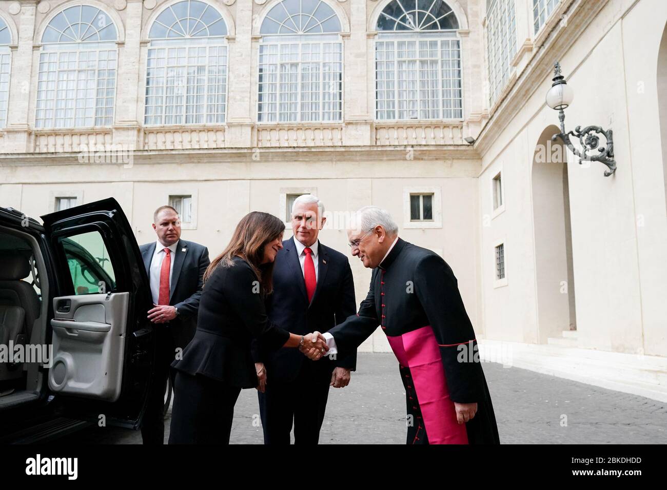 Am 24. Januar 2020 kamen Vizepräsident Mike Pence und seine Frau Karen Pence im Vatikan an und wurden von Monsignore Leonardo Sapienza, dem Regenten der Präfektur des päpstlichen Haushalts, zu einem diplomatischen Besuch begrüßt. Stockfoto