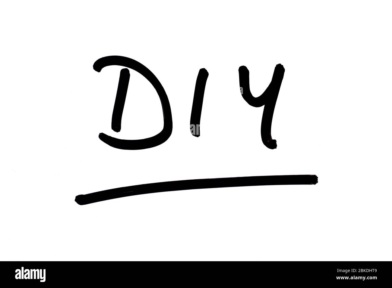 DIY - die Abkürzung von Do IT Yourself, handgeschrieben auf weißem Hintergrund. Stockfoto