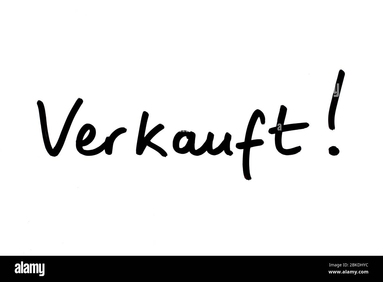 Das Wort Verkauft! - Bedeutung verkauft! In deutscher Sprache, handschriftlich auf weißem Hintergrund. Stockfoto