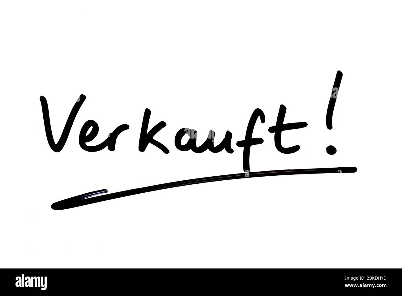 Das Wort Verkauft! - Bedeutung verkauft! In deutscher Sprache, handschriftlich auf weißem Hintergrund. Stockfoto