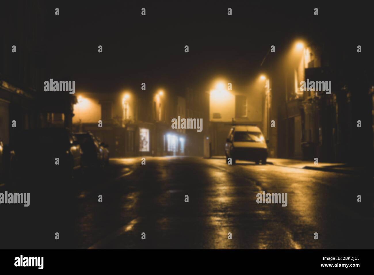 Eine hohe Straße in einer nebligen Winternacht. Upton Upon Severn, Worcestershire, Großbritannien. Mit einer unscharfen, unscharfen Bearbeitung. Stockfoto
