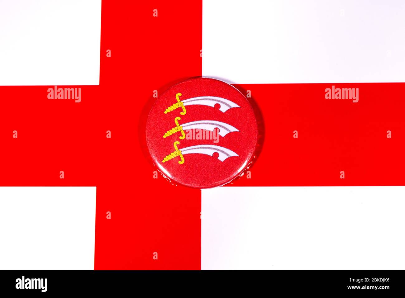Ein Abzeichen, das die Flagge der englischen Grafschaft Essex darstellt, auf dem Bild der englischen Flagge. Stockfoto