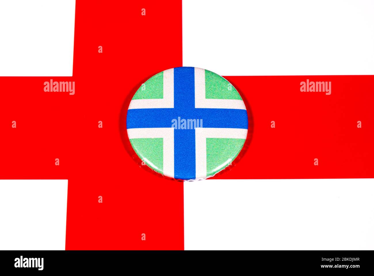 Ein Abzeichen, das die Flagge der englischen Grafschaft Gloucestershire darstellt, auf der englischen Flagge abgebildet. Stockfoto