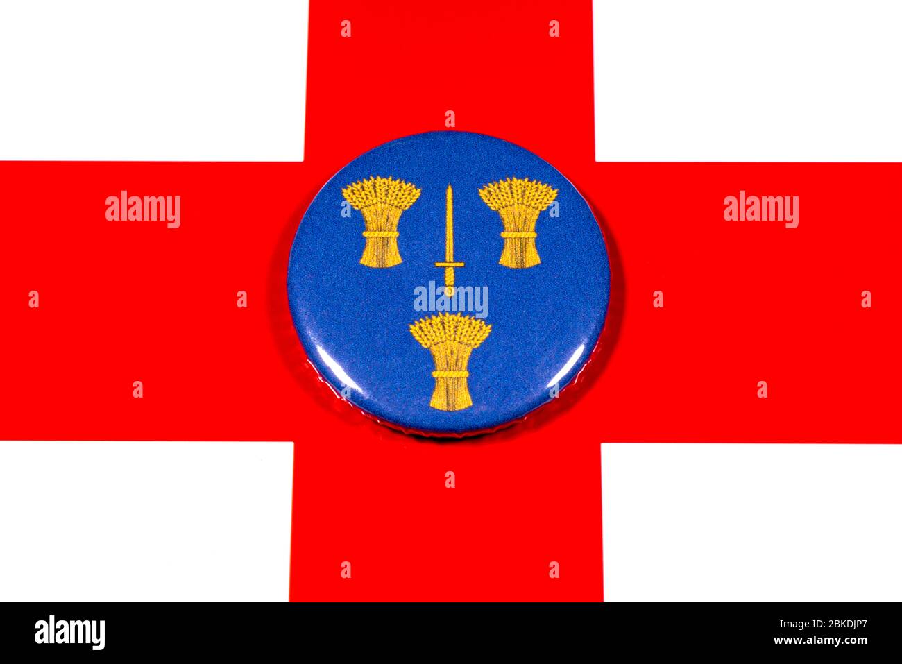 Ein Abzeichen, das die Flagge der englischen Grafschaft Cheshire darstellt, auf der englischen Flagge. Stockfoto