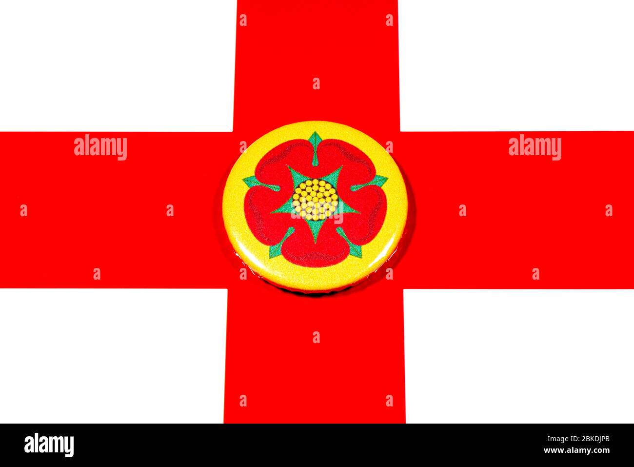 Ein Abzeichen, das die Flagge der englischen Grafschaft Lancashire darstellt, auf der englischen Flagge. Stockfoto