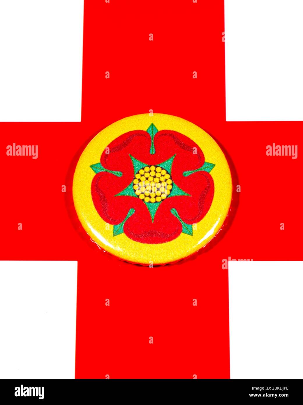 Ein Abzeichen, das die Flagge der englischen Grafschaft Lancashire darstellt, auf der englischen Flagge. Stockfoto