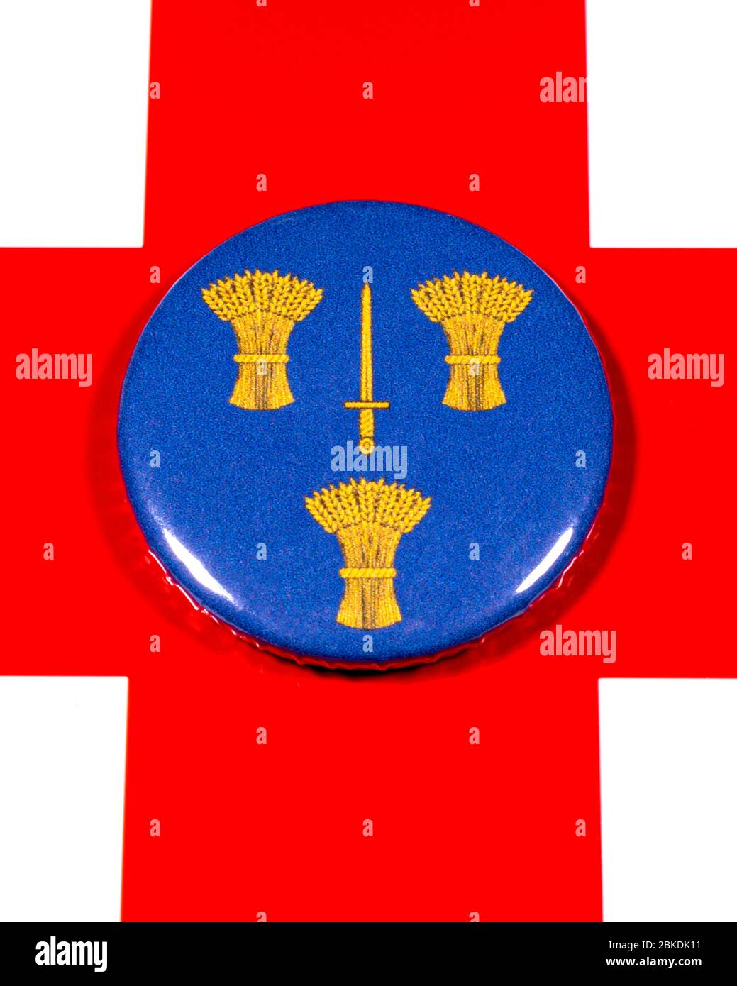 Ein Abzeichen, das die Flagge der englischen Grafschaft Cheshire darstellt, auf der englischen Flagge. Stockfoto