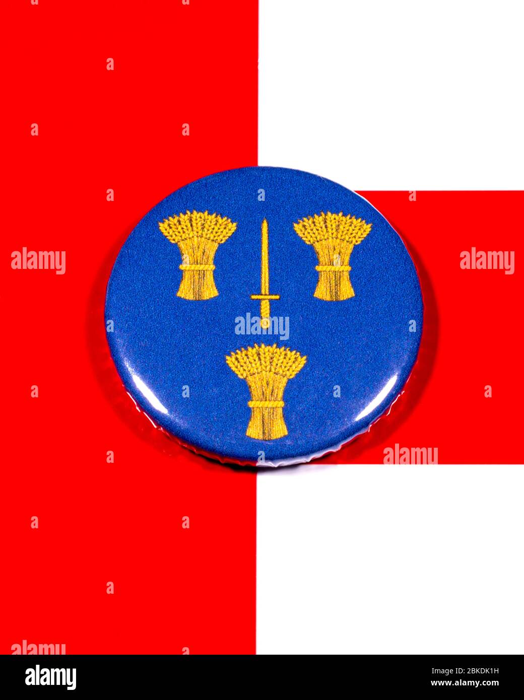 Ein Abzeichen, das die Flagge der englischen Grafschaft Cheshire darstellt, auf der englischen Flagge. Stockfoto