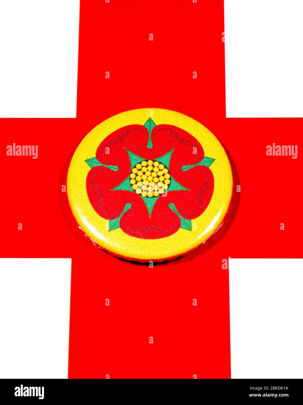 Ein Abzeichen, das die Flagge der englischen Grafschaft Lancashire darstellt, auf der englischen Flagge. Stockfoto