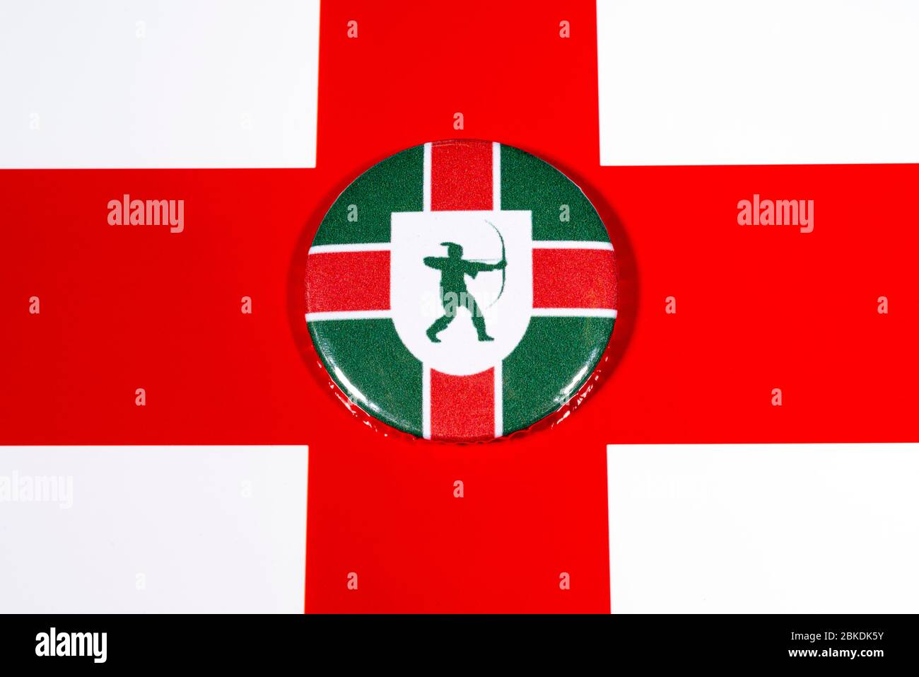 Ein Abzeichen, das die Flagge der englischen Grafschaft Nottinghamshire darstellt, auf der englischen Flagge abgebildet. Stockfoto Ein Abzeichen, das die Flagge der englischen Grafschaft Nottinghamshire darstellt, auf der englischen Flagge abgebildet. Stockfoto