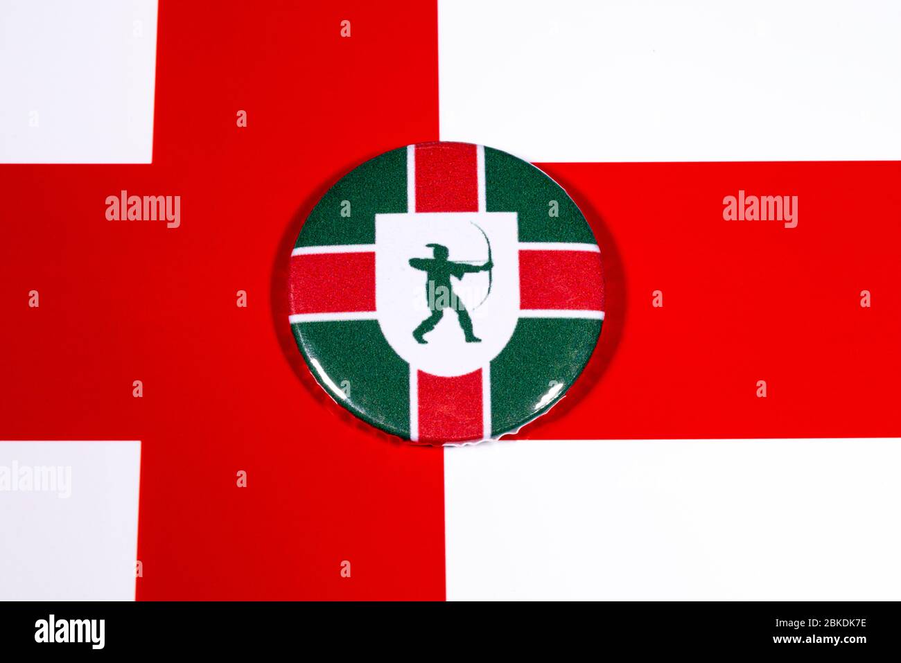 Ein Abzeichen, das die Flagge der englischen Grafschaft Nottinghamshire darstellt, auf der englischen Flagge abgebildet. Stockfoto Ein Abzeichen, das die Flagge der englischen Grafschaft Nottinghamshire darstellt, auf der englischen Flagge abgebildet. Stockfoto