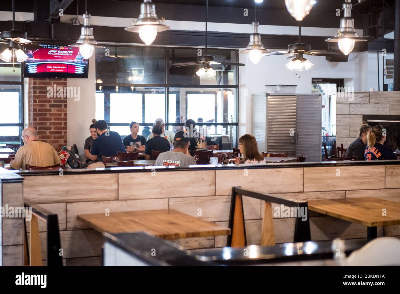 Clute, Usa. Mai 2020. Am Sonntag, den 3. Mai 2020, essen die Gäste im