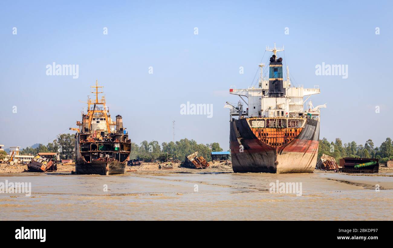 Alte Schiffe werden auf Schiffswerften in Chittagong, Bangladesch, abgebaut Stockfoto