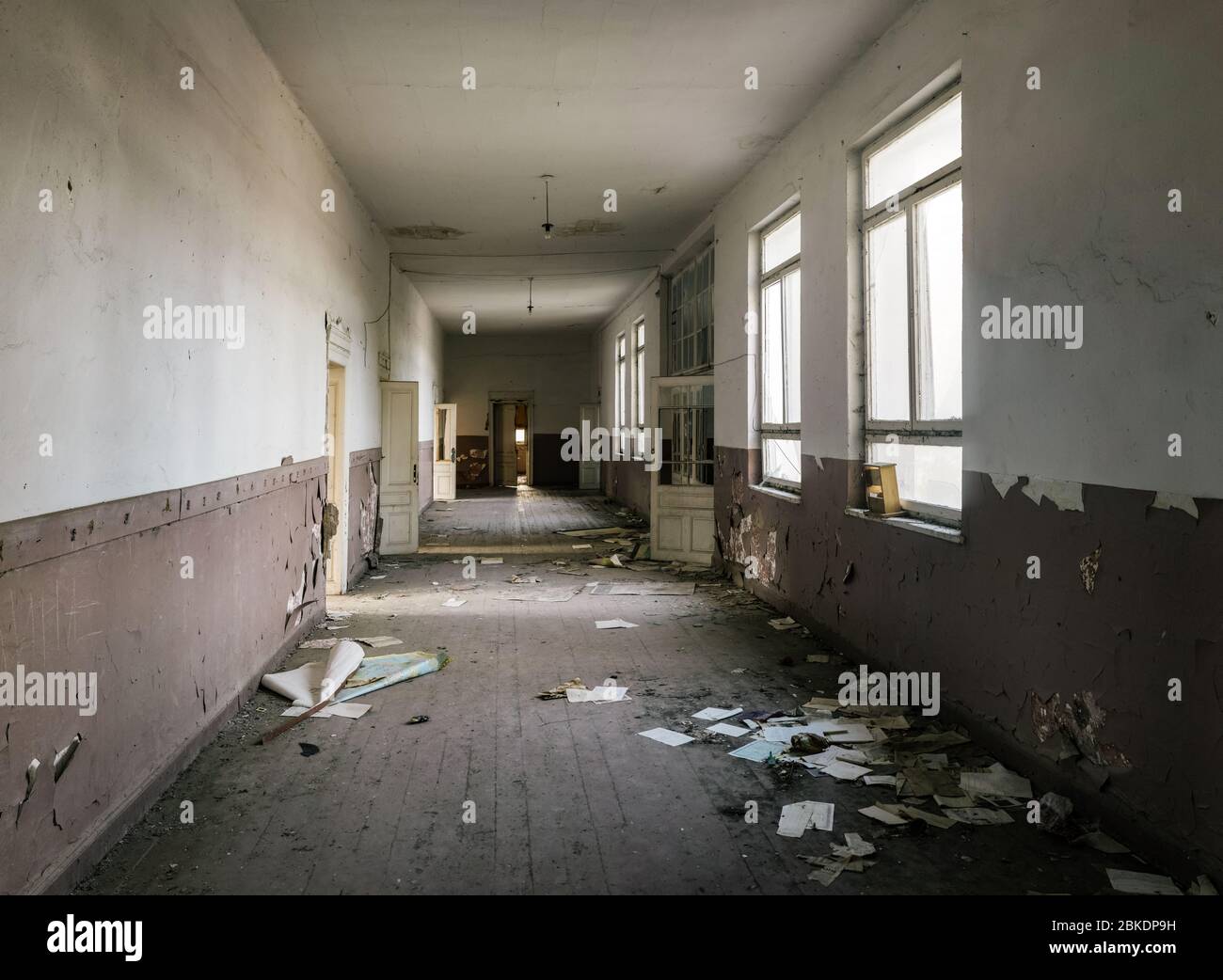 Flur in einer verlassenen Schule Stockfoto