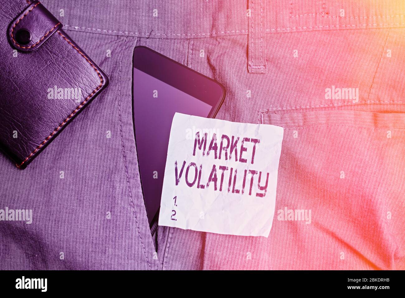 Schreiben Sie eine Notiz, die die Volatilität des Marktes zeigt Geschäftskonzept für zugrunde liegende Wertpapierkurse schwankt Stabilitätsstatus Smartphone-Gerät in der Hose Stockfoto