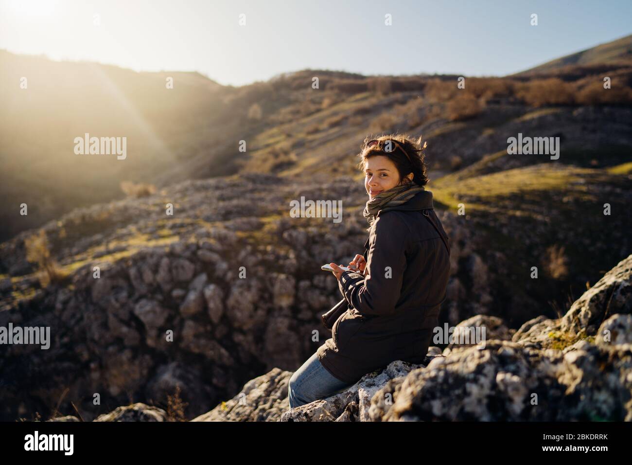 Junge Frau verbringen Freizeit im Nationalpark / Berge.Wandern Outdoor-Erlebnis.Natur-Abenteuer.Frau schätzen Natur und natürliche Schönheit.Acti Stockfoto