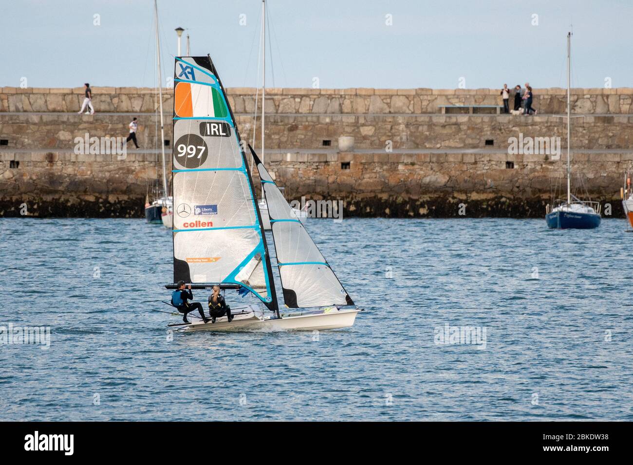 Irish Sailing Team 49er FX Boot 997 segeln im Hafen von Dun Laoghaire in Irland Stockfoto