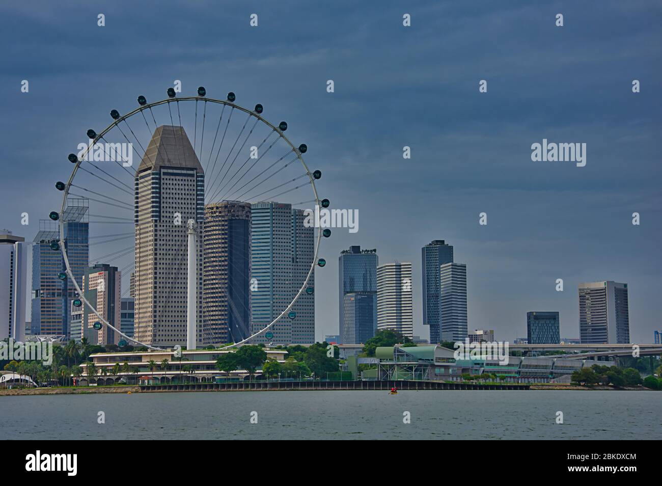 Die Skyline des Geschäftsviertels von Singapur mit einem großen Riesenrad im Vordergrund. Stockfoto