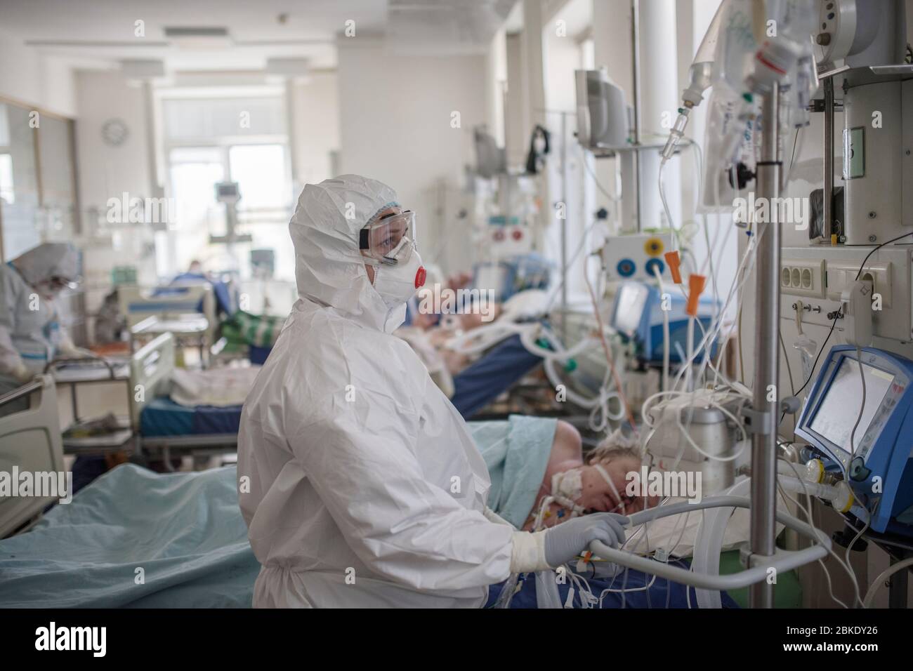 (200504) -- PEKING, 4. Mai 2020 (Xinhua) -- Medizinische Mitarbeiter sind in einer Intensivstation für Patienten mit Coronavirus-Infektion im Krankenhaus des Nationalen Medizinischen Forschungszentrums für Herz-Kreislauf-Chirurgie des russischen Gesundheitsministeriums in Moskau, Russland, beschäftigt, 2. Mai 2020. (Sputnik über Xinhua) Stockfoto