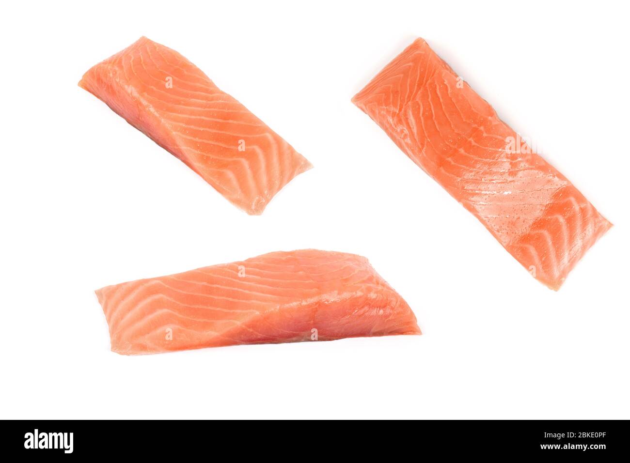 Mehrere Stücke von roten Fischen auf weißem Hintergrund isoliert. Stockfoto