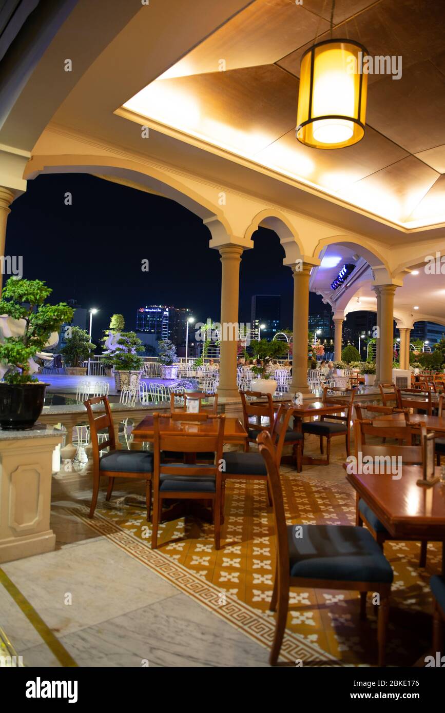 Leere Tische der Rex Hotel Bar zur Zeit der COVID Pandemie, Ho Chi Minh Stockfoto
