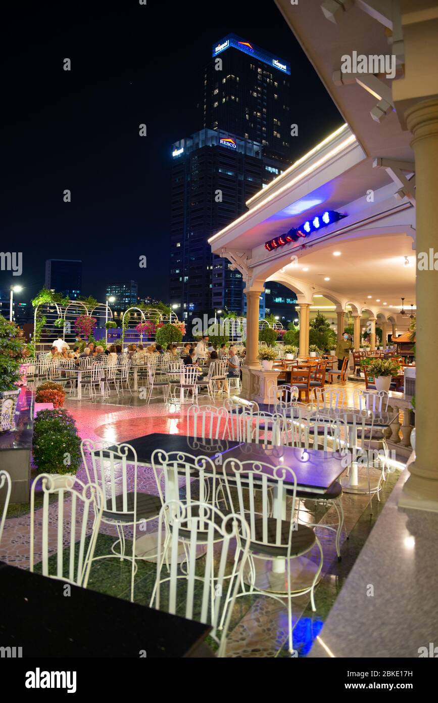 Leere Tische der Rex Hotel Bar zur Zeit der COVID Pandemie, Ho Chi Minh Stockfoto