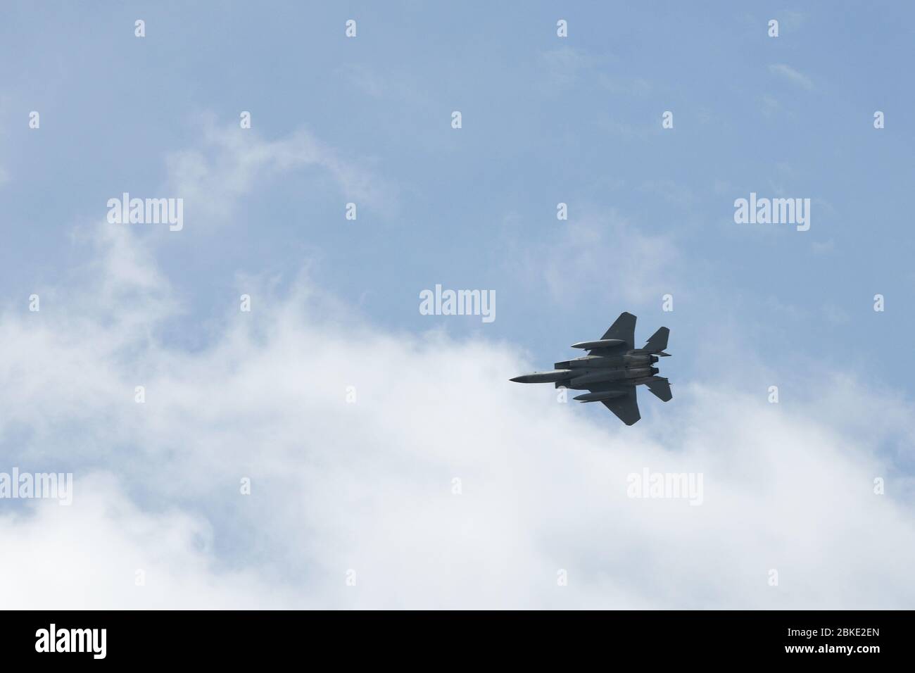Ein F-15C Eagle fliegt über die Kadena Air Force Base, Japan, um am 14. April 2020 eine Hot-Pit-Session zu beginnen. Hot Pitting ermöglicht es der Aircrew, zurück zu zurück Missionen zu fliegen, ohne dass das Flugzeug heruntergefahren werden muss. (USA Luftwaffe Foto von Airman 1. Klasse Rebeckah Medeiros) Stockfoto