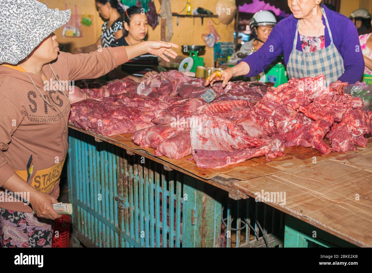 Hoi an Vietnam Oktober 19 2013; Kauf von Frischfleischmärkten mit Bänken von rohem Fleisch in alten Lagerhaus in Hoi an. Stockfoto