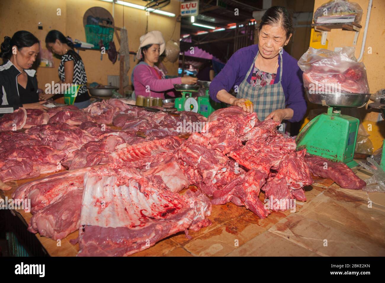 Hoi an Vietnam Oktober 19 2013; Frischfleischmärkte mit Bänken von rohem Fleisch in altem Lager in Hoi an. Stockfoto