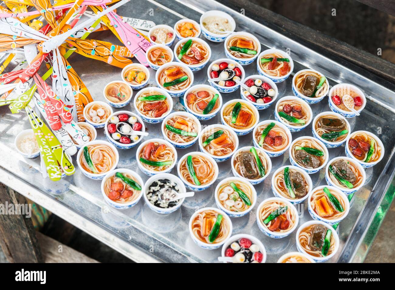 Asiatische kleine Gericht Auswahl an leckeren Speisen arrangiert ein Tablett Stockfoto