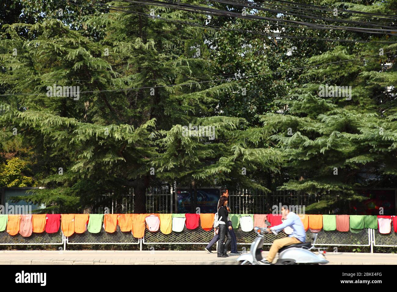 Blick auf die Wäsche hängen am Zaun im öffentlichen Raum. Peking, China. Stockfoto