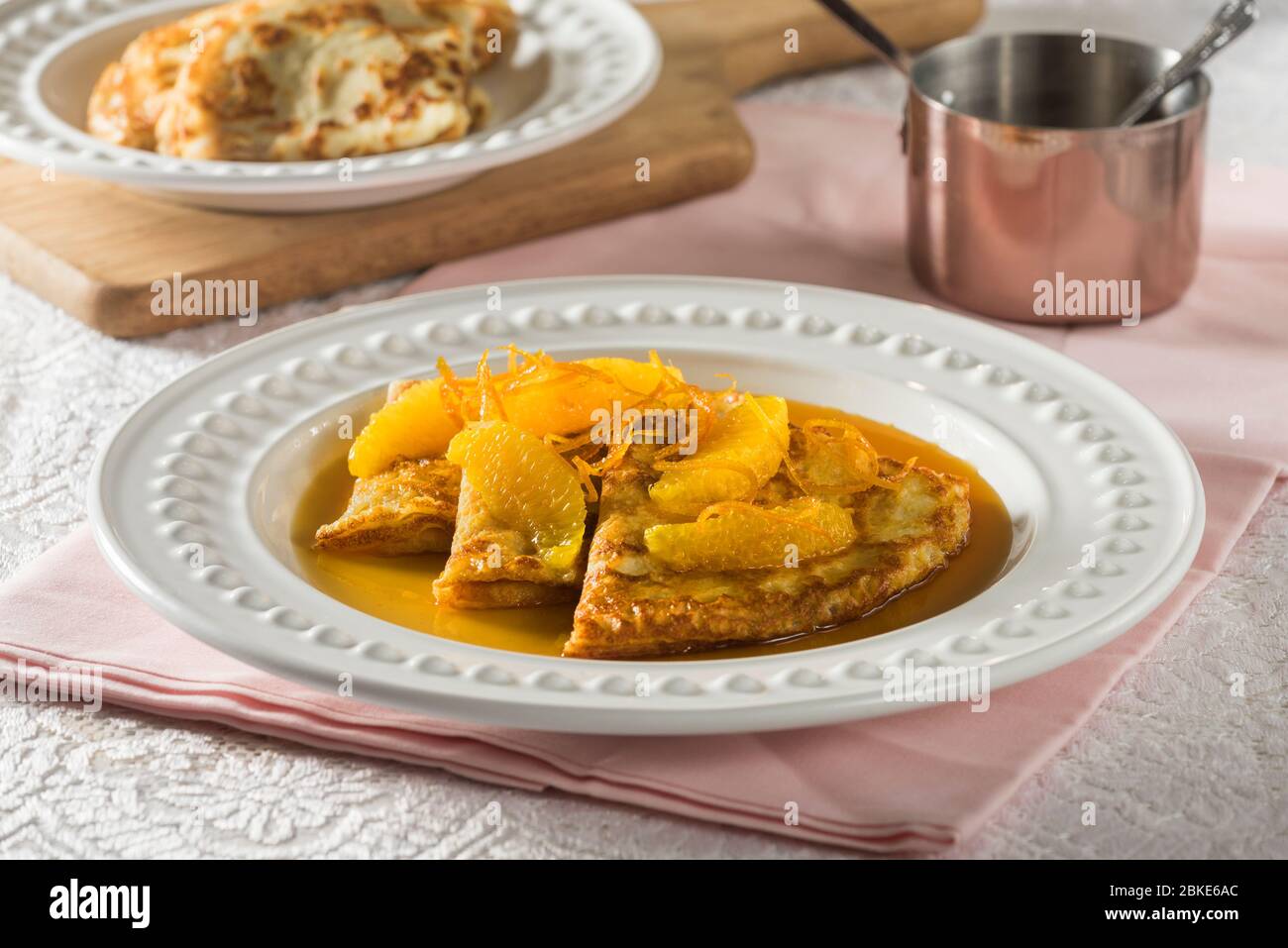 Crêpes Suzette. Pfannkuchen in Orangenlikör-Sauce. Stockfoto