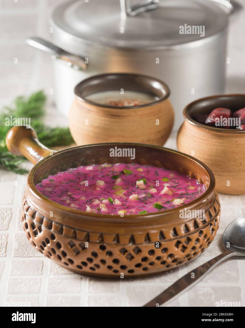 Holodnik. Gekühlte Rote-Bete-Suppe. Russland: Essen Stockfoto