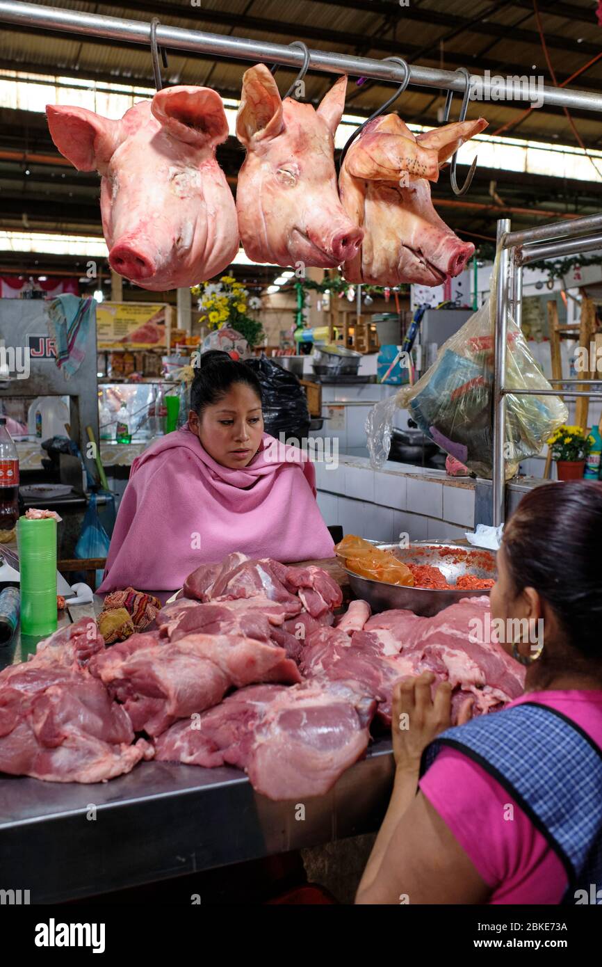 Frau, die Schweinefleisch auf dem Markt von San Cristobal de las Casas verkauft. Stockfoto