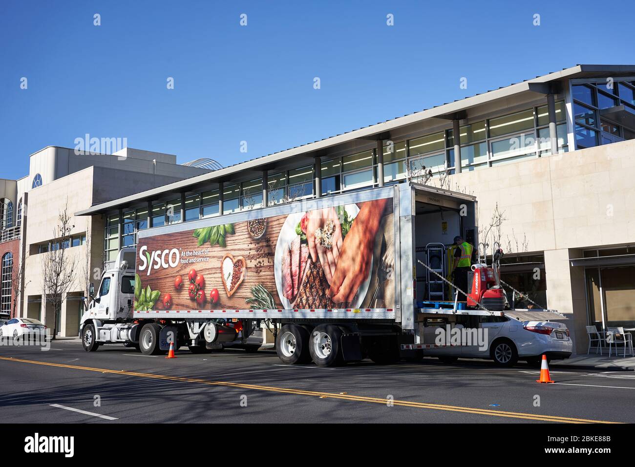 Palo Alto, CA, USA - 18. Feb 2020: Ein Sysco-LKW-Fahrer entlädt seinen LKW auf der Straße in Palo Alto, Kalifornien. Stockfoto