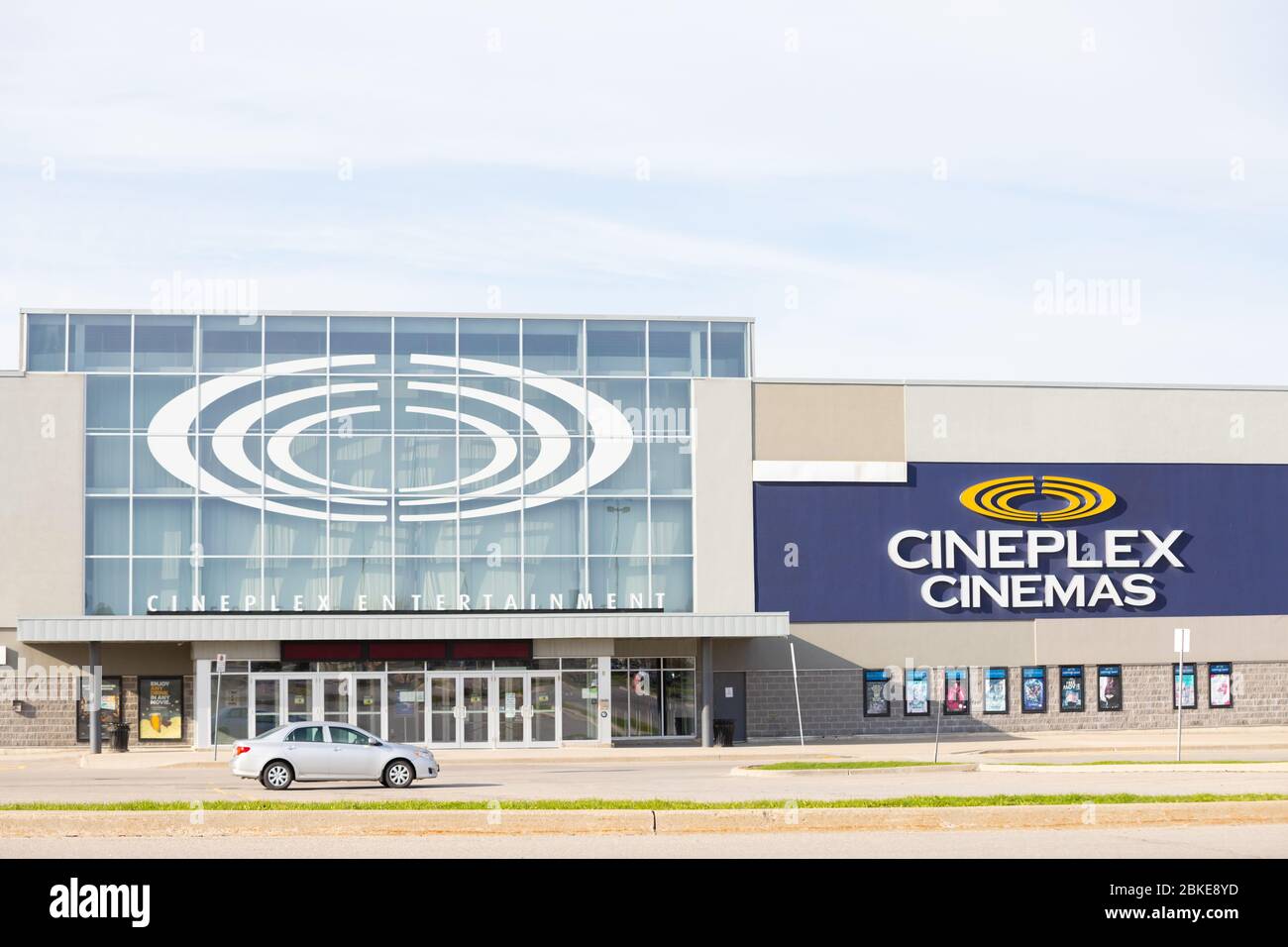 Cineplex Kino vom Parkplatz aus gesehen. Alle nicht notwendigen Dienstleistungen und Unterhaltungsorte sind wegen der COVID-19-Pandemie geschlossen. Stockfoto