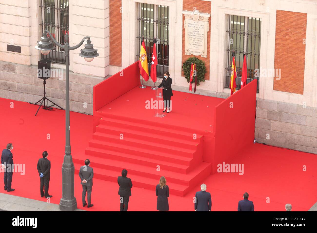 Madrid, Spanien. Mai 2020. Isabel Díaz Ayuso, Präsidentin der Autonomen Gemeinschaft Madrid, nimmt an der Feier des 2. Mai Teil. Tag der Rebellion gegen die französische Invasion im Jahre 1808, an der Puerta del Sol. Kredit: Cesar Luis de Luca/dpa/Alamy Live News Stockfoto