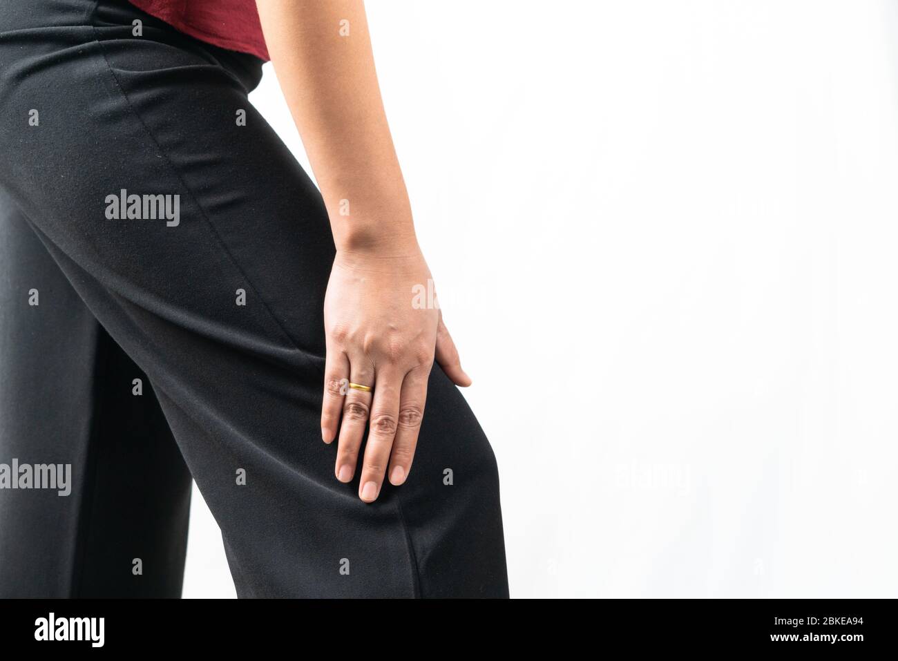 Frauen kleiden schmerzhaft, Frauen berühren zu Hause das Schmerzknie Stockfoto