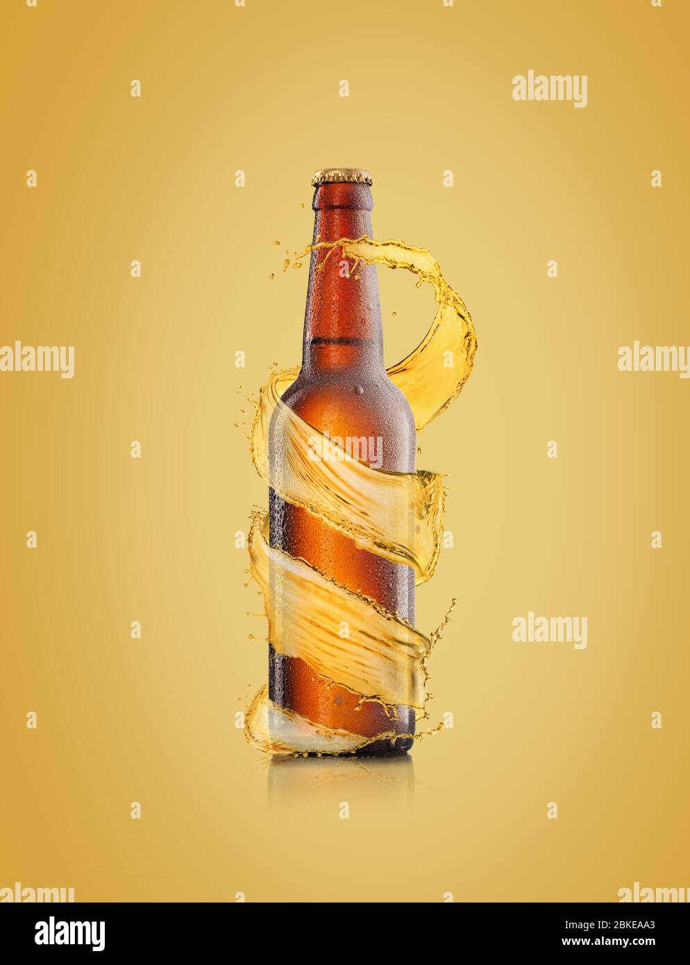 Bierflasche mit Wassertropfen und Spiralspritzer um die Flasche. Stockfoto