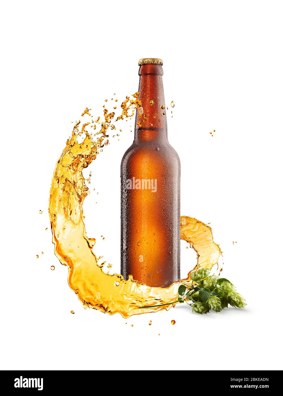 Kalte Flasche mit Wassertropfen, Spiralspritzer und Hopfenzweig. Stockfoto