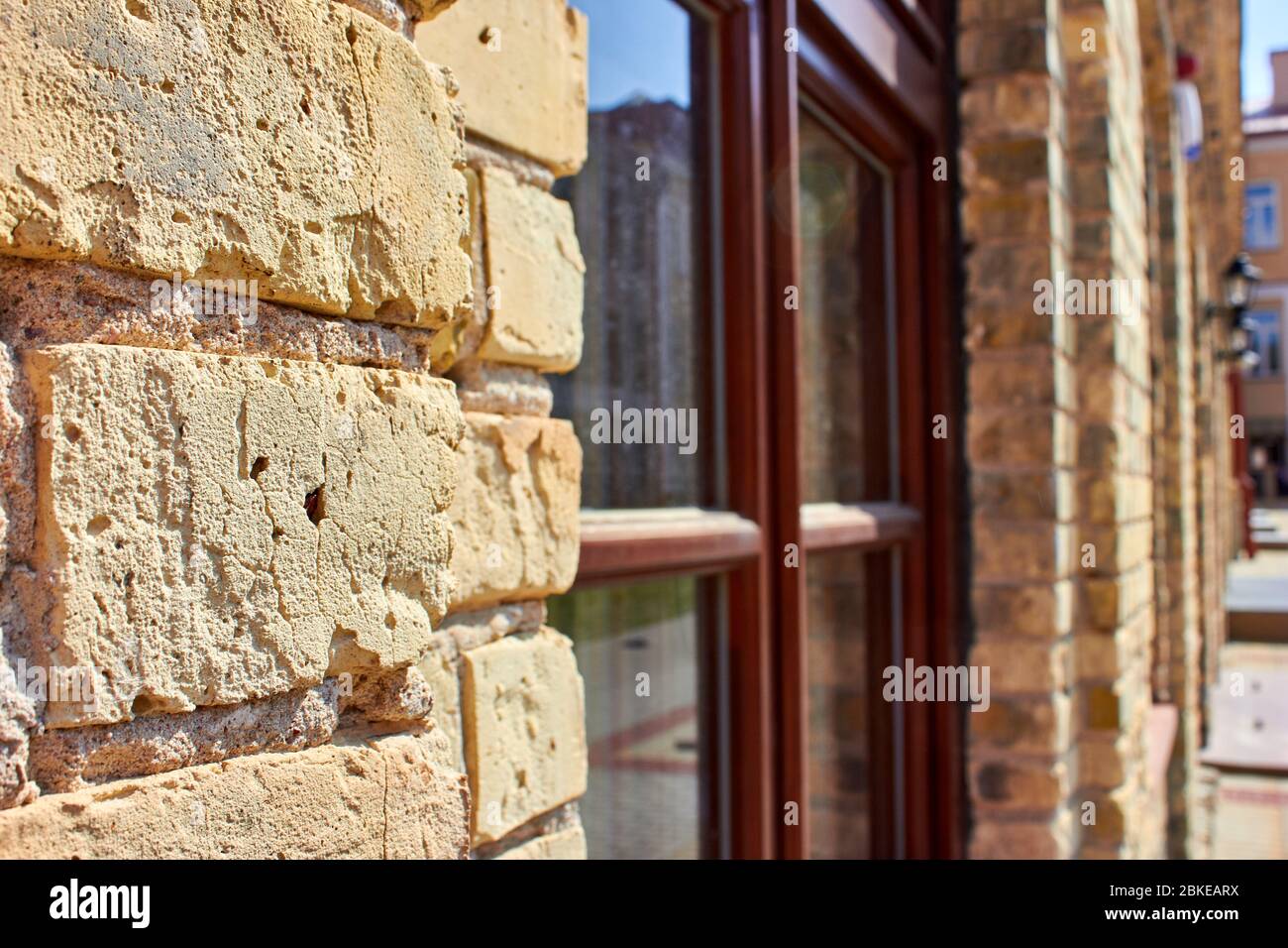 Neue Fenster in alten renovierten Backsteinhaus Stockfoto