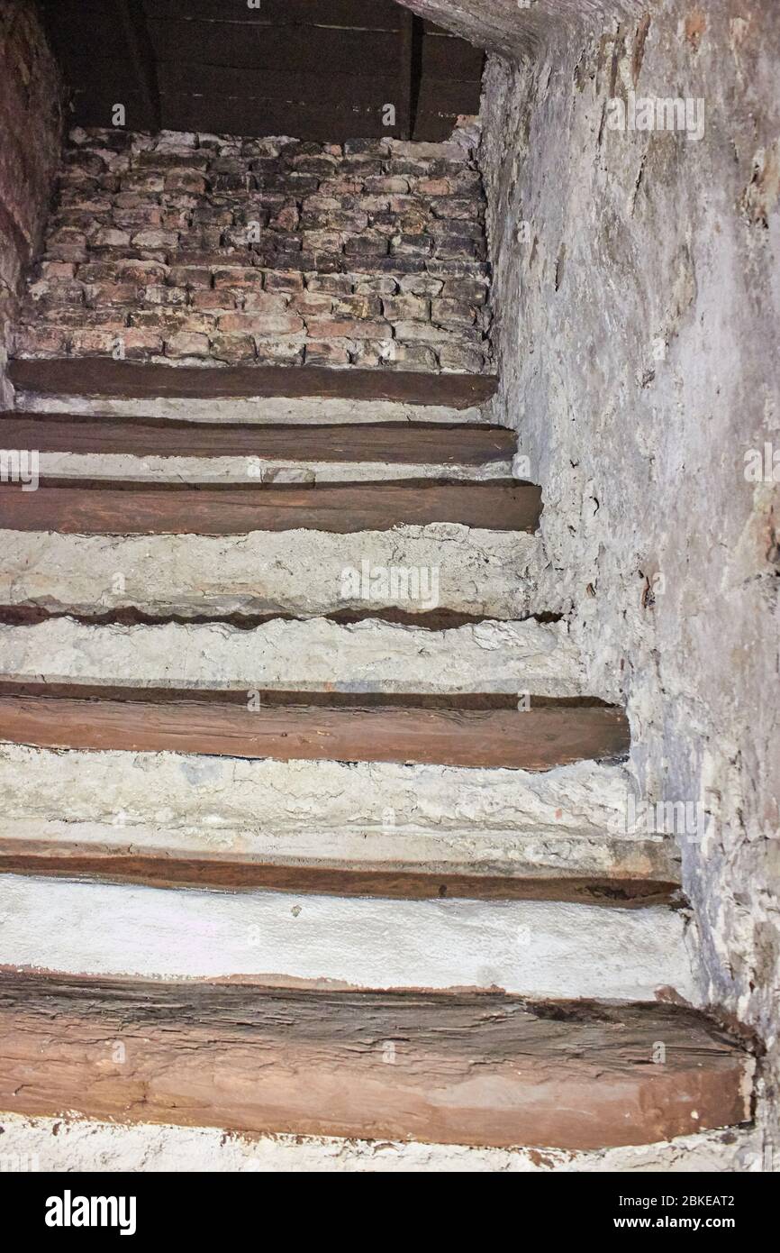 Alte Ziegelmauer mit Treppen ins nichts Stockfoto